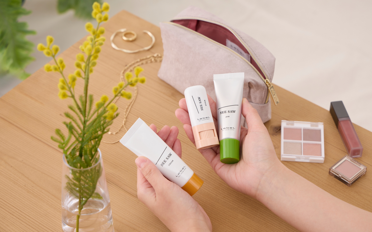 左からSEE/SAW ヘアメイククリーム（22g ￥1,980 / 60g ￥3,080）、SEE/SAW ヘアメイクスティック（7g ￥1,980）、SEE/SAW ヘアメイクジャム（25g ￥1,650 / 55g ￥2,640）