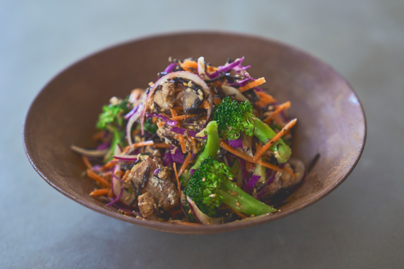 鯖缶とひじきナッツの味噌サラダ