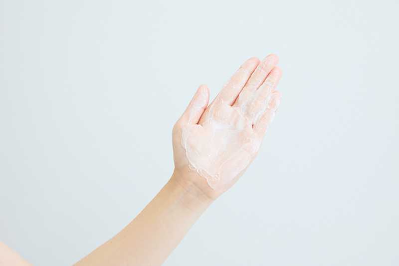 手のひら全体にトリートメントを広げてから髪へ